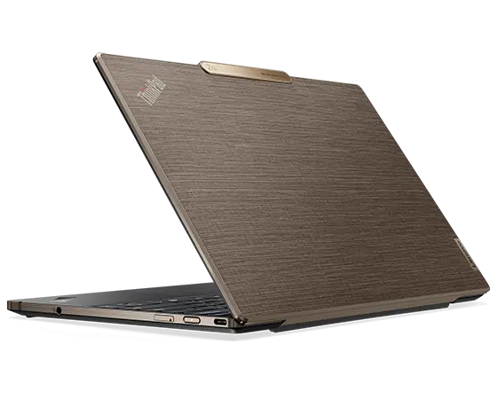 Lenovo ThinkPad Z13 Gen 2 Notebook mit bronzefarbenem Aluminiumgehäuse sowie Flachsfaser auf dem Displaydeckel, Schrägansicht von hinten mit Blick auf die rechtsseitigen Anschlüsse und Steckplätze.
