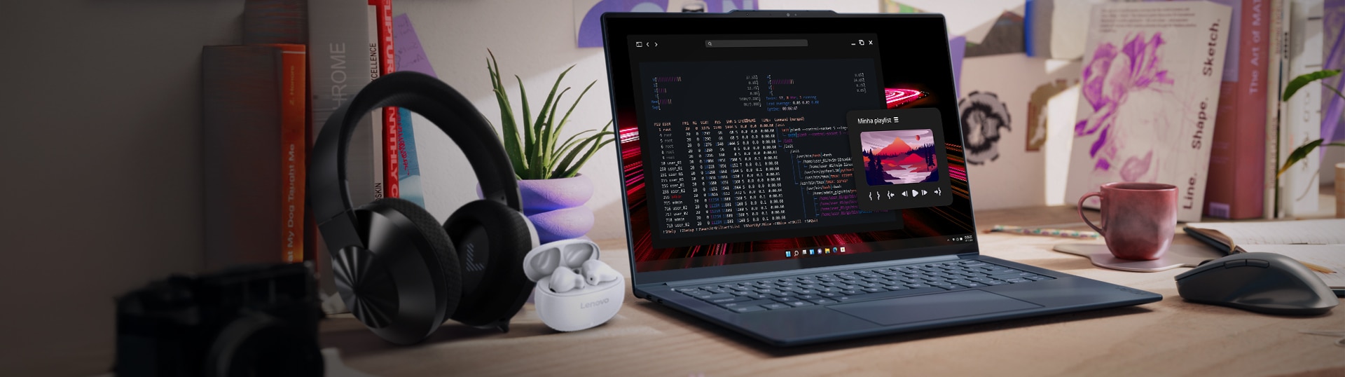 Notebook lenovo em uma mesa com acessorios postados ao lado