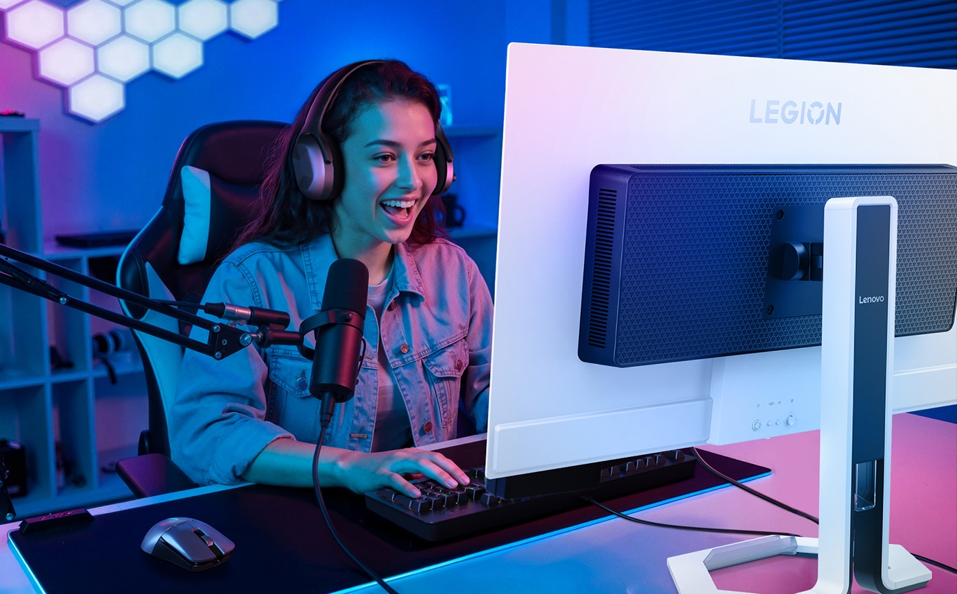 A girl play with Lenovo Legion Pro 32UD-10
