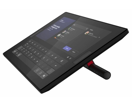 Vista angolare destra del Lenovo ThinkSmart Controller per Microsoft Teams Rooms che mostra la tastiera sul display.