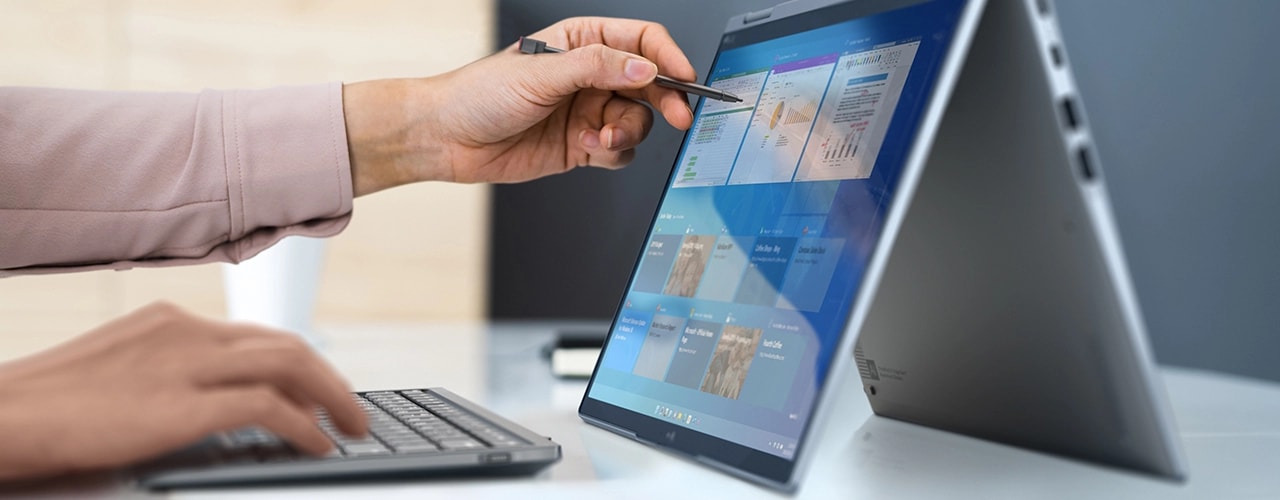 Portable Lenovo ThinkPad X1 Yoga Gen 8 2-en-1 en mode tente près d’un clavier sans fil, utilisé avec le stylet intégré.