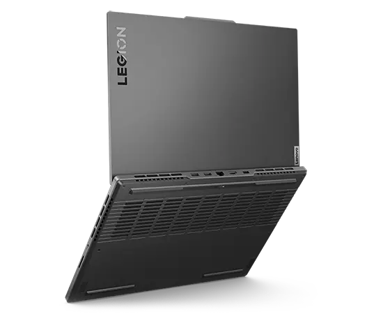Achteraanzicht van Legion Slim 5i Gen 8-laptop in Storm Grey, boven- en onderklep zichtbaar