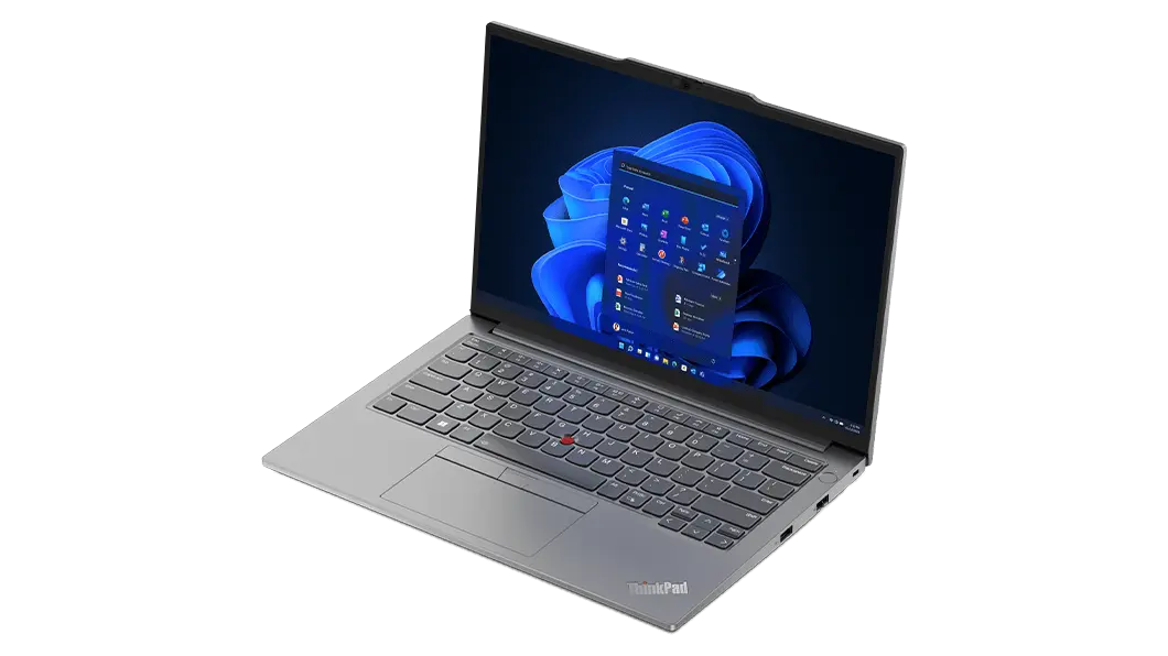 Lenovo ThinkPad E14 Gen 5 (14" AMD) Notebook in Arctic Grey – Vorderansicht von rechts oben mit geöffnetem Deckel und dem Windows 11-Menü auf dem Display