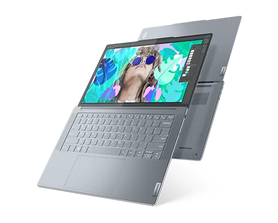 Twee Yoga Slim 7 Gen 8-laptops, 180 graden geopend