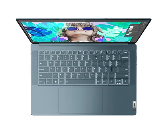 Bovenaanzicht van de Yoga Slim 7 Gen 8-laptop, met toetsenbord en beeldscherm