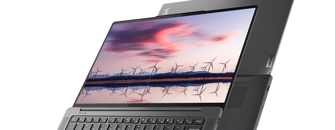 聯想 Yoga Pro 7i 第 8 代（14 吋英特爾）二合一筆記型電腦處於帳篷模式，顯示器上顯示倒映在水中的風車農場圖像