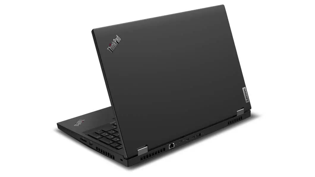 Vue arrière du portable Lenovo ThinkPad P15, légèrement incliné pour montrer les ports du côté gauche