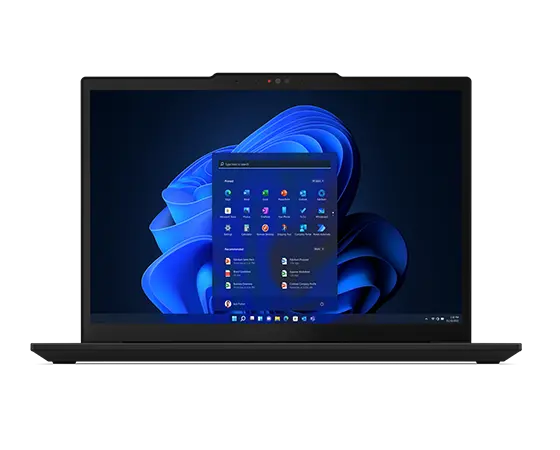 Lenovo ThinkPad X13 Gen 4 Notebook, Schrägansicht mit Blick auf das 33,8 cm (13,3") Display.