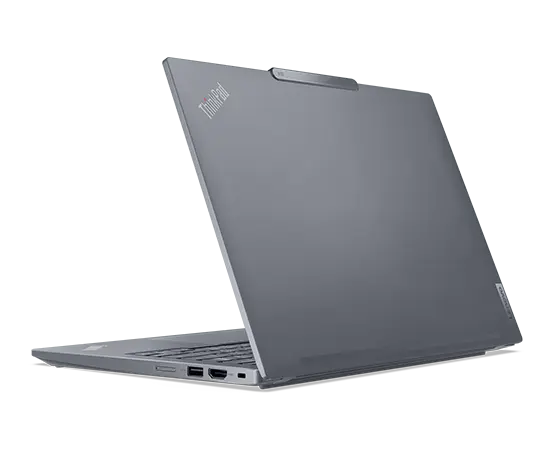 Lenovo ThinkPad X13 Gen 4 Notebook in der Farbe Arctic Grey, Schrägansicht von hinten mit Blick auf Gehäusedeckel und rechtsseitige Anschlüsse.
