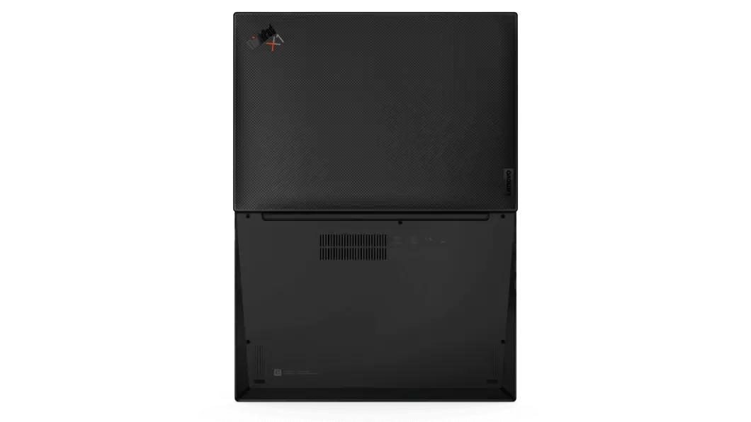 Parte trasera de la laptop Lenovo ThinkPad X1 Carbon Gen 9 abierta a 180° grados mostrando la cubierta inferior y superior con acabado de fibra de carbono