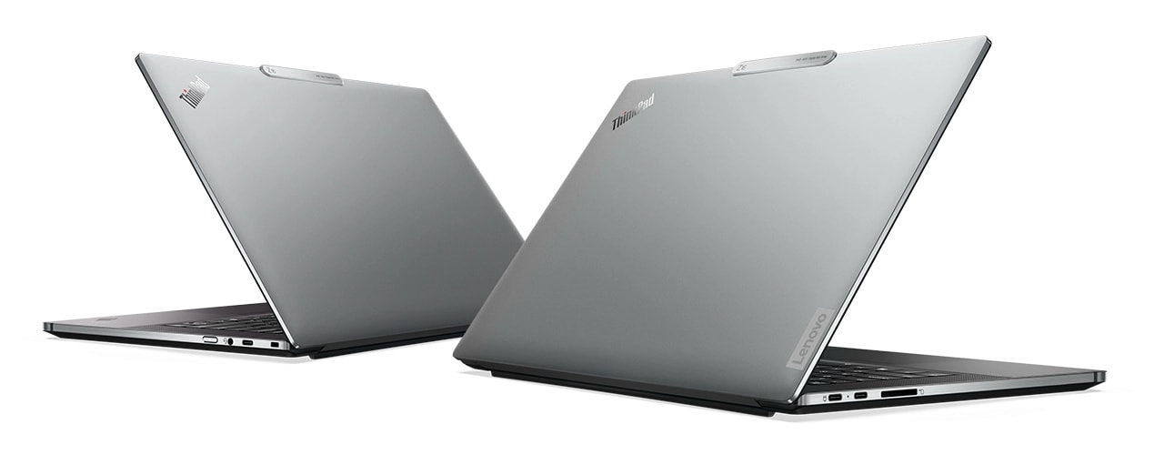Ansicht von hinten auf zwei Lenovo ThinkPad Z16 Gen 2 Notebooks, mit Blick auf die Gehäusedeckel in der Farbe Arctic Grey.