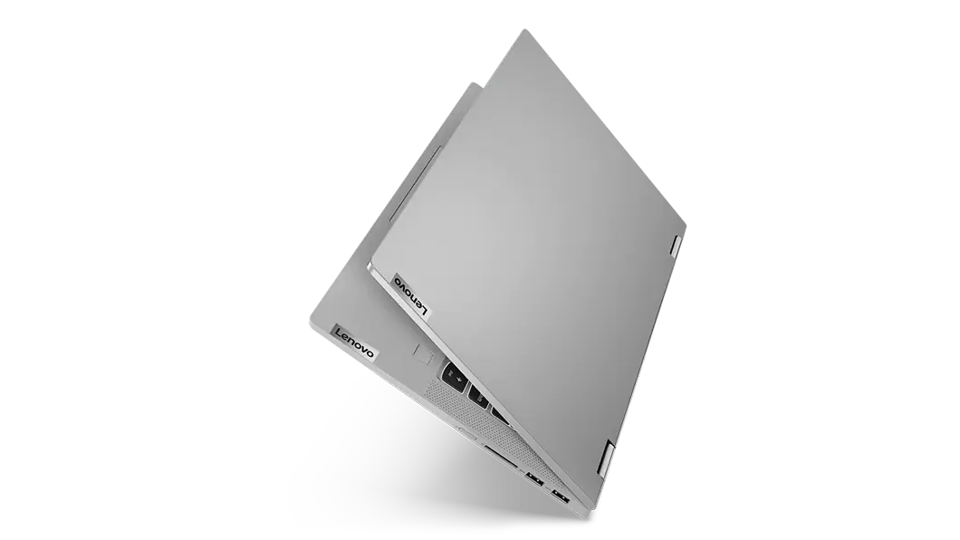 Laptop IdeaPad Flex 5 (15&quot;, AMD) semi cerrada, vista lateral derecha, es ve puertos y ranuras