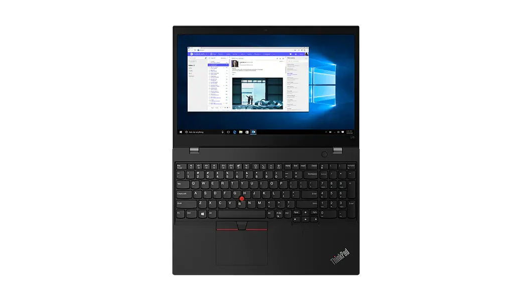 Imagen superior de la laptop ThinkPad L15 (15.6”, AMD) abierta a 180°, con la pantalla encendida y en uso