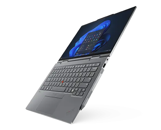 Flytende visning fra høyre side av Lenovo ThinkPad X1 2-i-1 fleksibel bærbar PC åpen 180 grader, viser magnetpenn festet på siden av tastaturet.