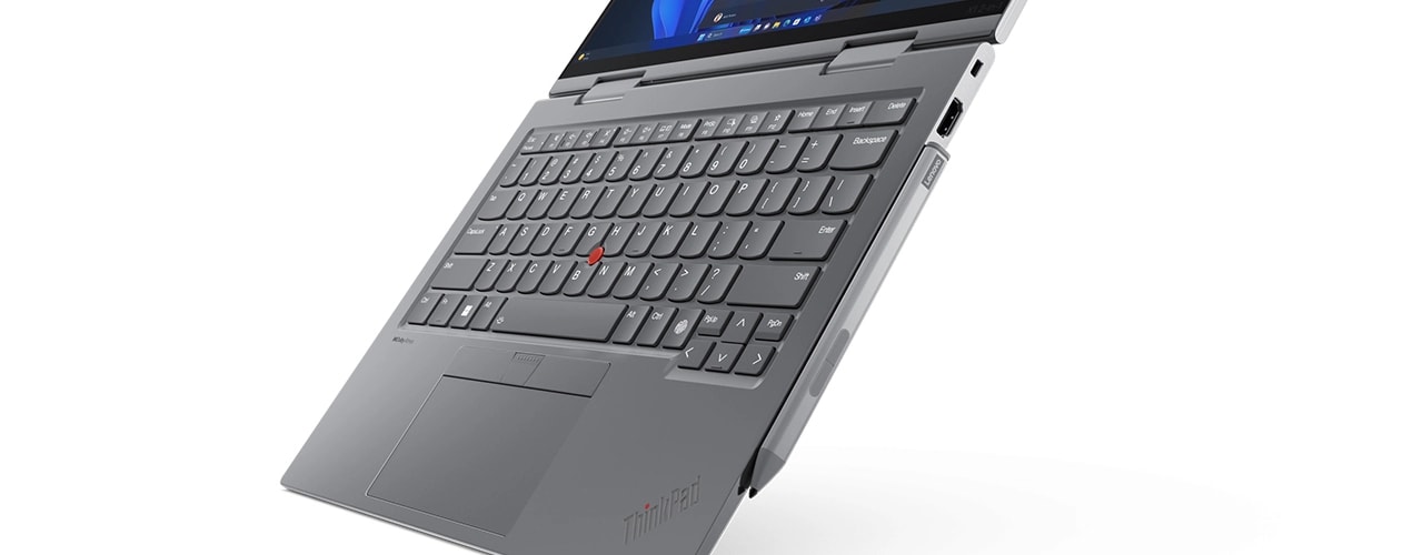 Der Lenovo Slim Pen, der an der Seite der Tastatur des wandelbaren Lenovo ThinkPad X1 2-in-1-Notebook der 9. Generation angebracht ist.