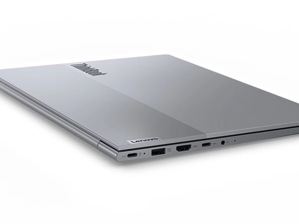 Geschlossene Abdeckung und Anschlüsse auf der linken Seite des Lenovo ThinkBook 14 Gen 7 Notebooks.