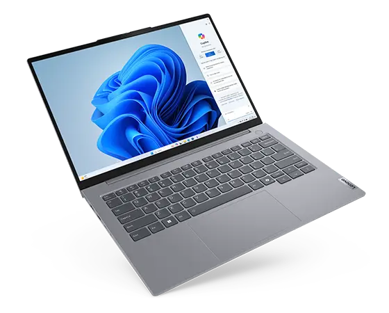Bovenaanzicht van de Lenovo ThinkBook 14 Gen 7-laptop, geopend en bijna platliggend, met weergave van het volledige toetsenbord met numeriek toetsenblok en Windows 11 Pro op het beeldscherm.