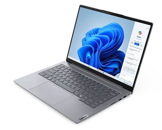 Bovenaanzicht van de Lenovo ThinkBook 14 Gen 7-laptop met weergave van het volledige toetsenbord en beeldscherm met Windows 11 Pro.