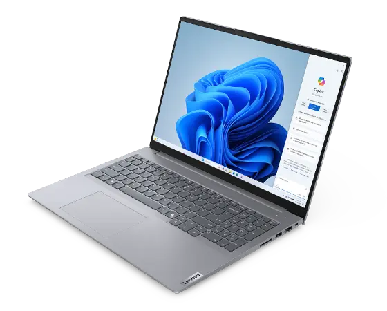 Bovenaanzicht van de Lenovo ThinkBook 16 Gen 7-laptop met weergave van het volledige toetsenbord met numeriek toetsenblok en beeldscherm.