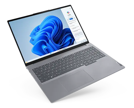 Bovenaanzicht van de Lenovo ThinkBook 16 Gen 7-laptop, geopend en bijna platliggend, met weergave van het volledige toetsenbord met numeriek toetsenblok en Windows 11 Pro op het beeldscherm.
