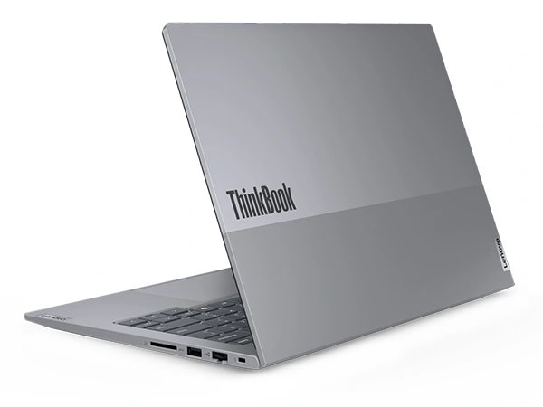 Rückseite des Lenovo ThinkBook 14 Gen 7 (14'' Intel) Notebooks mit im spitzen Winkel geöffnetem Deckel, ThinkBook Logo auf der oberen Abdeckung und vier sichtbaren Anschlüssen.