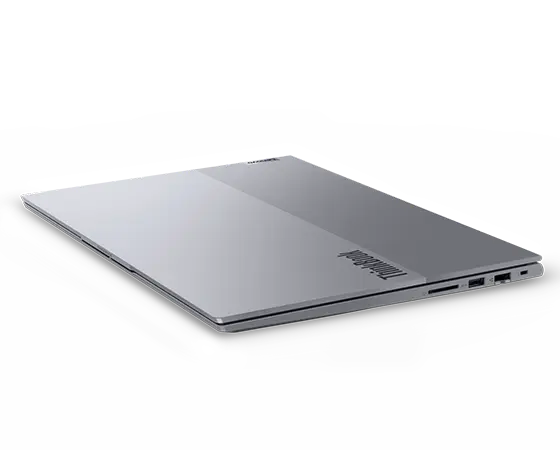Aanzicht van de rechterzijde van de Lenovo ThinkBook 16 Gen 7 (16'' Intel)-laptop met gesloten klep, iets naar rechts gekanteld, met weergave van de bovenzijde met een gemarkeerd ThinkBook-logo.