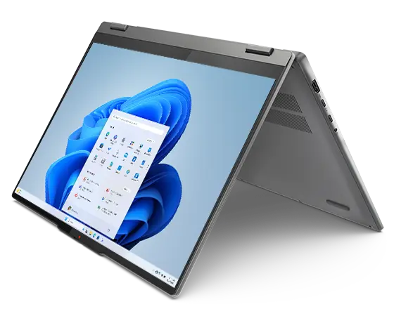 Primer plano, frontal, vista lateral izquierda del portátil Lenovo IdeaPad 5 2 en 1 Gen 9 (16 pulgadas AMD) en Luna Grey abierto en modo tienda de campaña, enfocando un menú de Windows 11 Pro abierto en la pantalla.