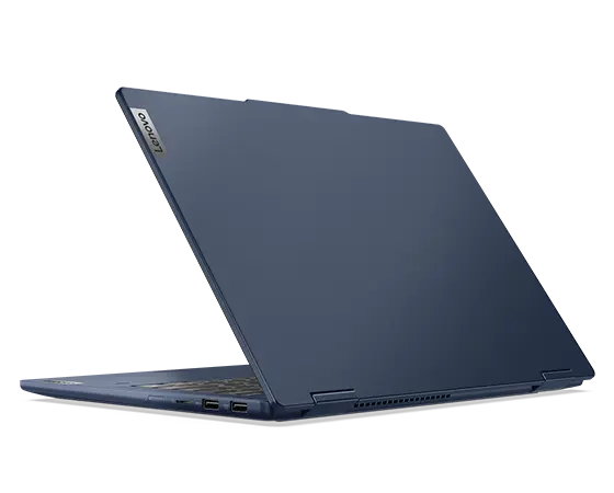 Aperçu de l'arrière, vue de côté droit de l'ordinateur portable 2-en-1 Lenovo IdeaPad 5 Gen 9 (14'' AMD) dans Cosmic Blue ouvert à un angle aigu, mettant en évidence ses quatre ports latéraux droits et un logo Lenovo visible sur le capot supérieur.
