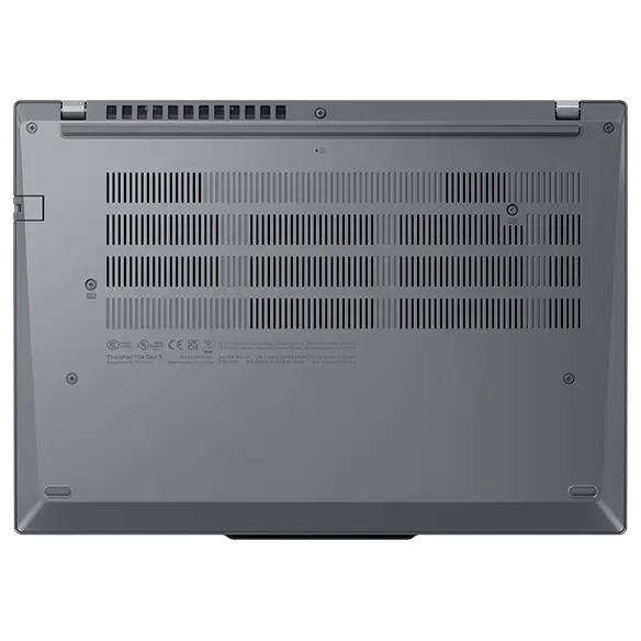 Vista cenital de la cubierta inferior del portátil Lenovo ThinkPad T14 Gen 5 (14'' Intel) Luna Grey, enfocando sus conductos de ventilación.