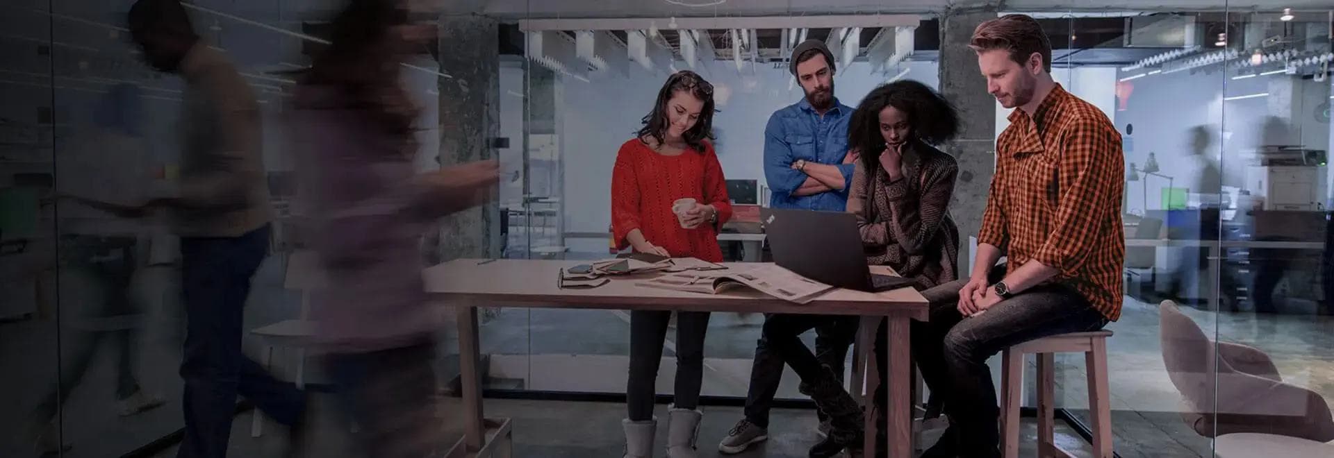 Quatre clients Lenovo collaborant au travail sur un ThinkPad