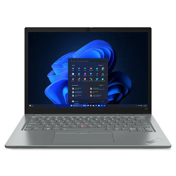 Vista frontal del portátil Lenovo ThinkPad L13 Gen 5 storm grey con la pantalla de inicio en pantalla.