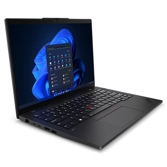 Aanzicht van de linkerzijde van de Lenovo ThinkPad L14 Gen 5-laptop, 90 graden geopend, met weergave van het startscherm en het toetsenbord.