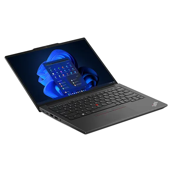 ThinkPad E14 Gen 5 (14” Intel) Notebook, Vorderansicht von links, Deckel um 150 Grad geöffnet, mit Windows 11 Startmenü auf dem Display