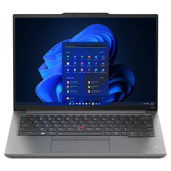 ThinkPad E14 Gen 5 (14” Intel) Notebook, Vorderansicht von rechts aus leicht erhöhter Position, mit geöffnetem Deckel und Windows 11 Startmenü auf dem Display