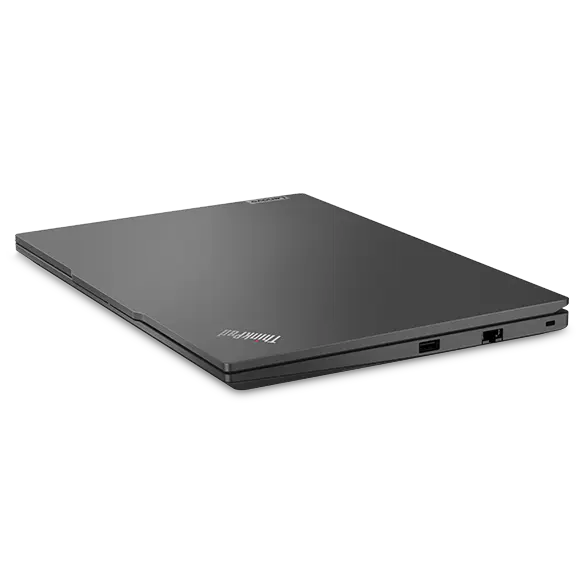 Vista lateral izquierda del portátil Lenovo ThinkPad E14 Gen 6 (35,56 cm [14''] Intel) cerrado que muestra la cubierta superior y los puertos.