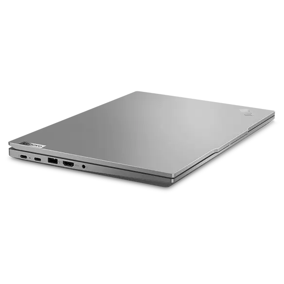 Lenovo ThinkPad E14 Gen 5-laptop (14″ AMD) in Arctic Grey – gekanteld aanzicht van de linkerzijde, klep gesloten