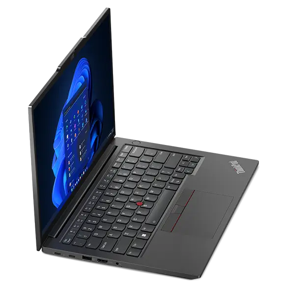 Lenovo ThinkPad E14 Gen 5-laptop (14″ AMD) in Graphite Black – bovenaanzicht van de linkervoorzijde, klep geopend, met weergave van het Windows 11-menu op het beeldscherm