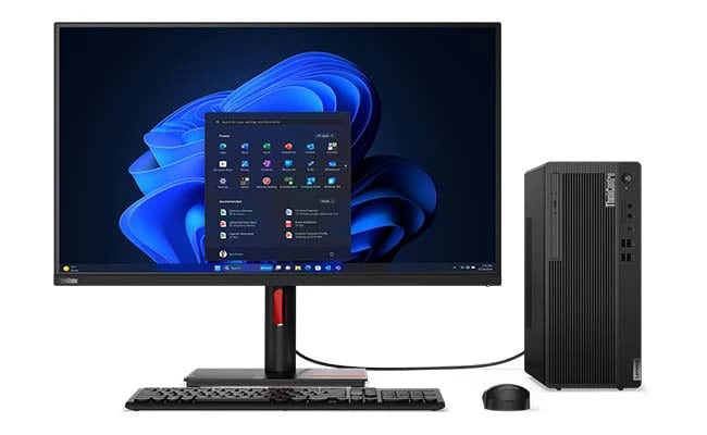 Lenovo ThinkCentre M70t Gen 5 Tower-Desktop von vorne, angeschlossen an zwei Monitore, mit einer Funktastatur und einer Maus