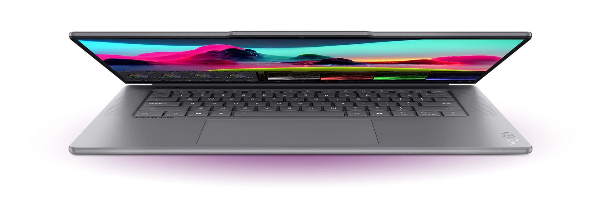 Vooraanzicht van een gedeeltelijk geopende Yoga Slim 7i Aura Edition (15″ Intel)