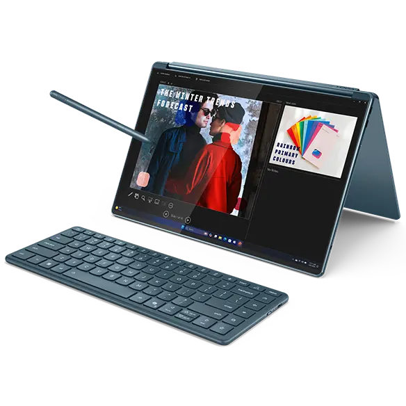 Vista en ángulo, con Yoga Pen y teclado, de Yoga Book 9i Gen 10 en modo tienda.