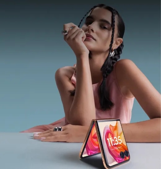 AI搭載、究極の折りたたみ型スマートフォン | motorola razr 50 ultra