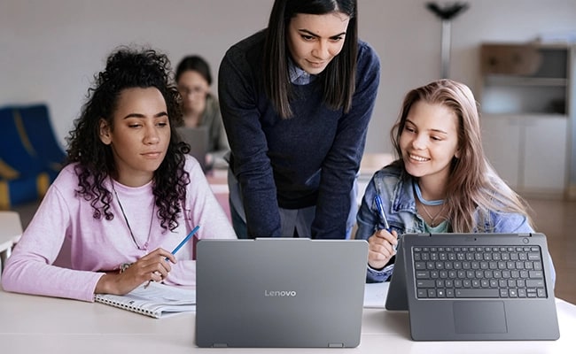 Studierende, die das Lenovo 13w 2-in-1 Gen 3 (13” Intel) Notebook in verschiedenen Modi optimal nutzen, um ihre Lernerfahrung, Produktivität und Leistung zu verbessern.