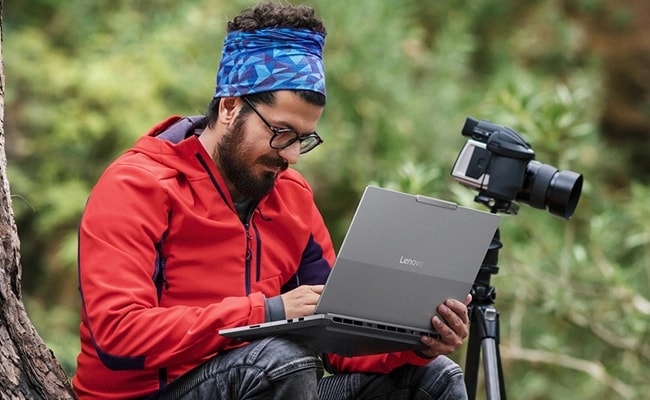 Portable Lenovo ThinkBook 16p Gen 6 (16″ Intel) laptop, designed for easy mobility, allowing professionals to work efficiently from anywhere.