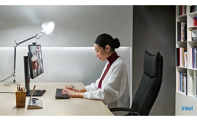Eine Person, die am Lenovo ThinkCentre M90a Gen 6 (24″ Intel) AIO mit großem Bildschirm und lebendigem Display arbeitet, um Kreativität mit Ai-Effizienz und Leistung zu fördern.