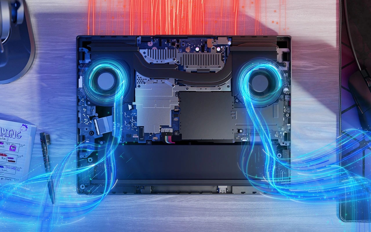 Laptop Lenovo Legion 5i 10ma Gen (15" Intel) para videojuegos: vista inferior interna que muestra los ventiladores que disipan el aire caliente del sistema y dirigen el aire fresco sobre los componentes