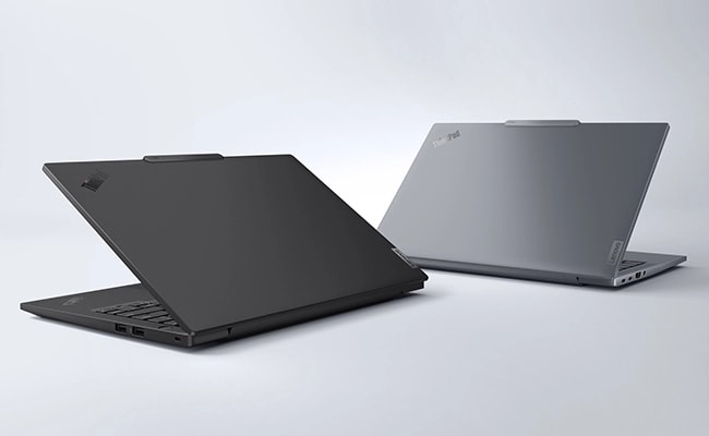 Dos portátiles ThinkPad T14s de 6ª generación (14" Intel), uno en eclipse negro y otro gris luna uno junto a otro parcialmente abiertos.