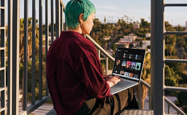 Une figure sur un balcon type sur un ordinateur portable Copilot+.