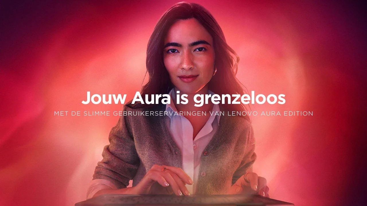 Een vrouw staart in de camera terwijl ze met haar vingers op een touchscreen-apparaat drukt. 