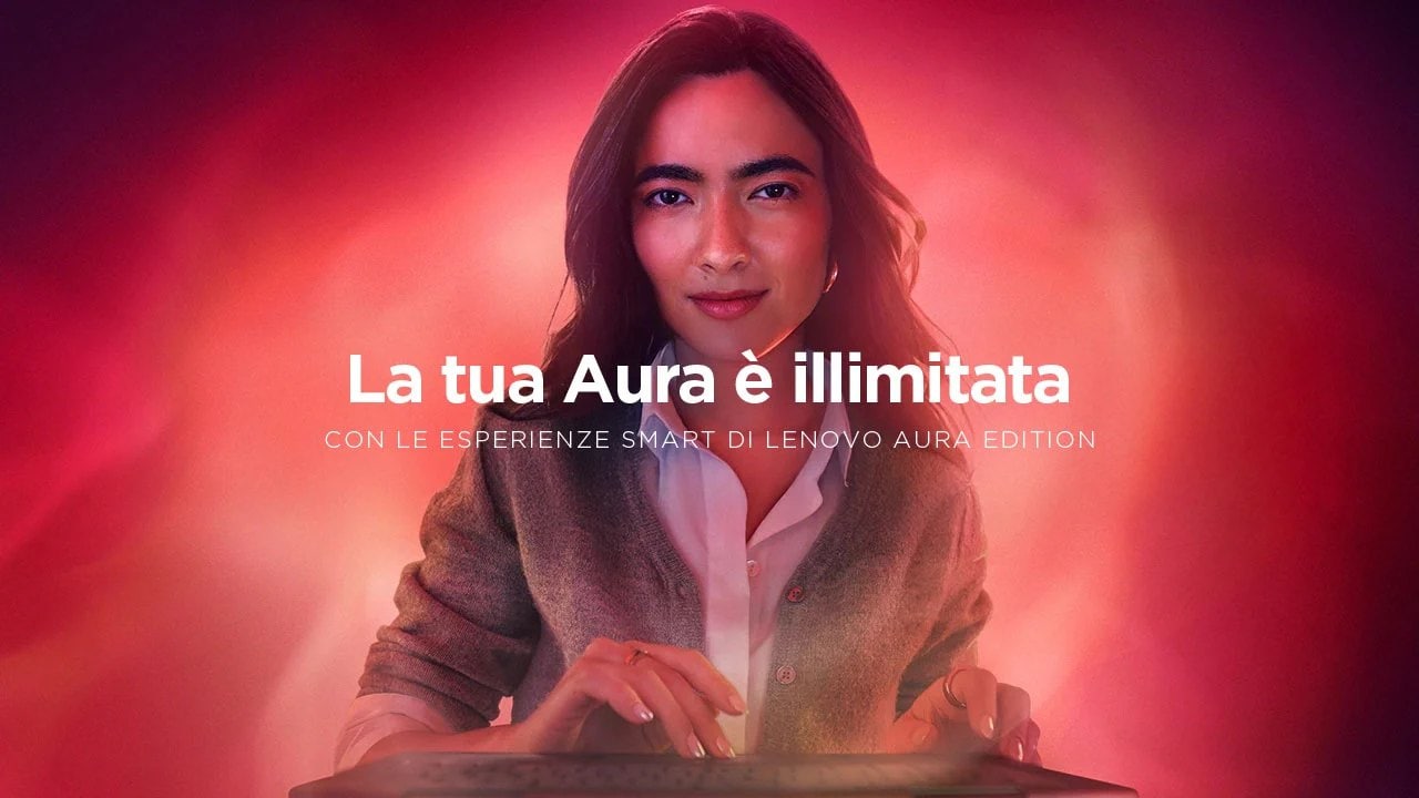 Una donna fissa la webcam mentre mette le dita su un dispositivo touchscreen. 