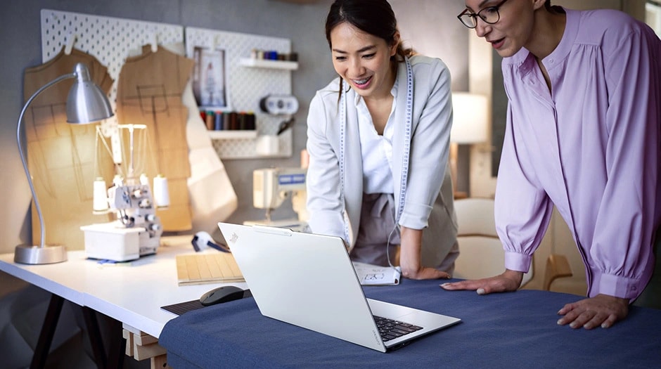 Designed for seamless teamwork, with a sturdy hinge and sleek finish on the Lenovo ThinkPad X9 14 Aura Edition (14ʺ Intel).